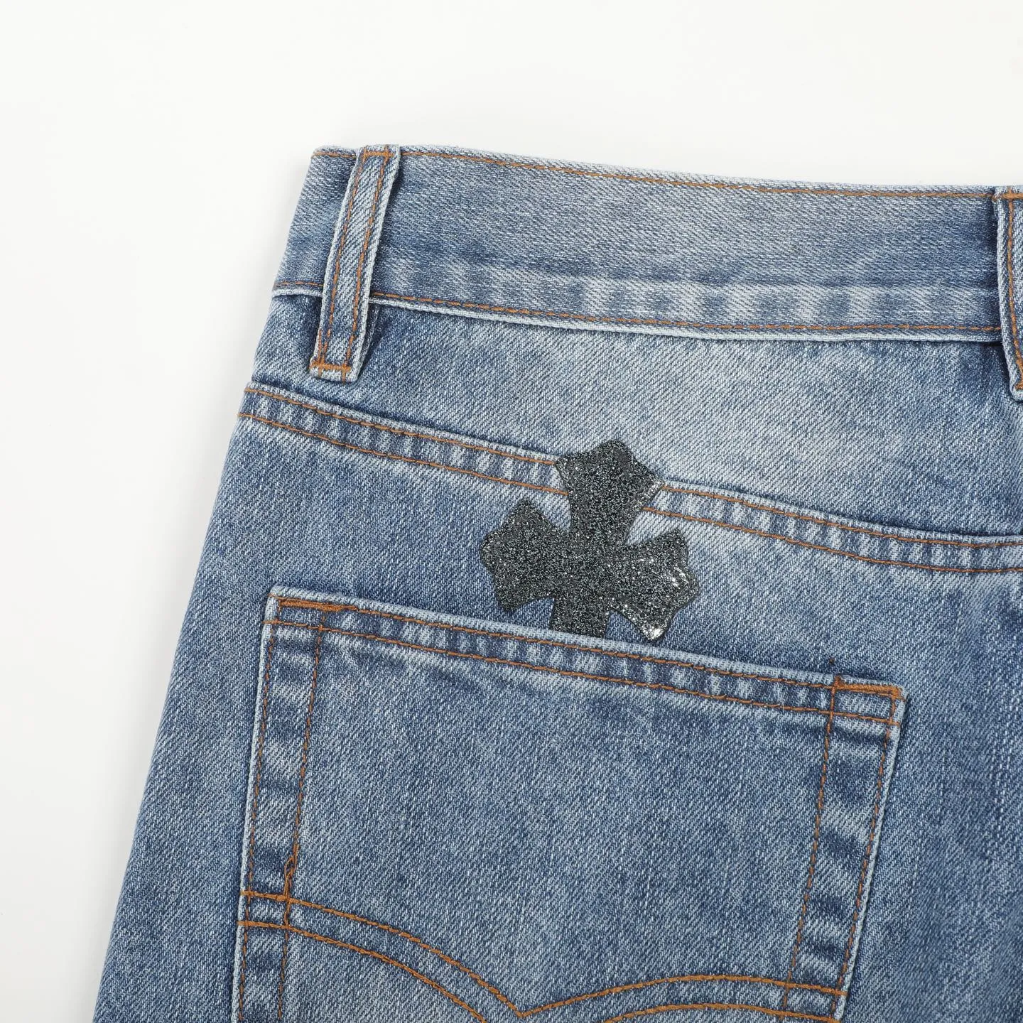 P260 Chromehearts washed blue starry sky crocodile patch leather jeans adopt starry sky theme leather elements, mostly presented in the shape of a cross, with glitter on the leather surface. Unique design, simple and elegant details, exquisite workmanship, the entire trousers are neatly routed, and the details are in place! Ceiling-level jeans, a pair that is hard to find at the counter. About Zangyin, this is an extremely luxurious fashion brand that can also be called the aristocrat of the high street. It has always been an exclusive brand for some hipsters or the rich second generation. It is more luxurious and noble than ordinary high streets. It is more fashionable and individual than luxury brands. Top heavy industry fashion design has always been created in high street luxury style. Speaking of this style, Zangyin family and GU family are definitely the leading representative brands, especially the Zangyin family's creation of high street style. It has really achieved a state-of-the-art effect. The color system of this model is made of unique washed materials. It is already quite eye-catching. It is decorated with pink patchwork cross flowers, which cleverly highlights the charm of the brand. Secondly, this model adopts a classic high-waist cutting design, which highlights the long legs and fashionable temperament of the upper body. The brand is highly recognizable and the slim-fitting configuration is more suitable for daily wear. Personality, fashion, and specification interpretation are all at a glance. Needless to say, materials and craftsmanship. As an excellent craftsman brand, Zangyin’s requirements for details and craftsmanship are really perfect. The washed color of this model has gone through a lot of processes, not to mention the embellishment of the denim appliqués. It is also purely hand-made and sewn. Just like what they believe in, only hand-made things have soul and have the meaning of wearing. A top-notch heavy-duty fashionable denim item. Recommended by both hands. Size: 28/30/32/34/36 Waist: 73/78/83/88/93 Knee: 52/53.5/55/56.5/58 Pants length: 100/102/104/106/108